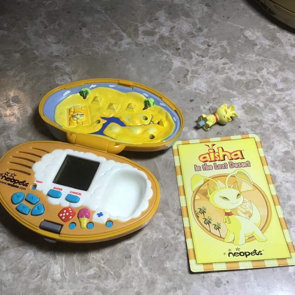 Hard to find!!! NEOPETS  AISHA 2002 electronic game with figure